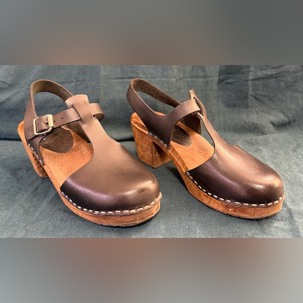 Women’s Black Leather T-Strap Clog Sandals - Picture 3 of 8